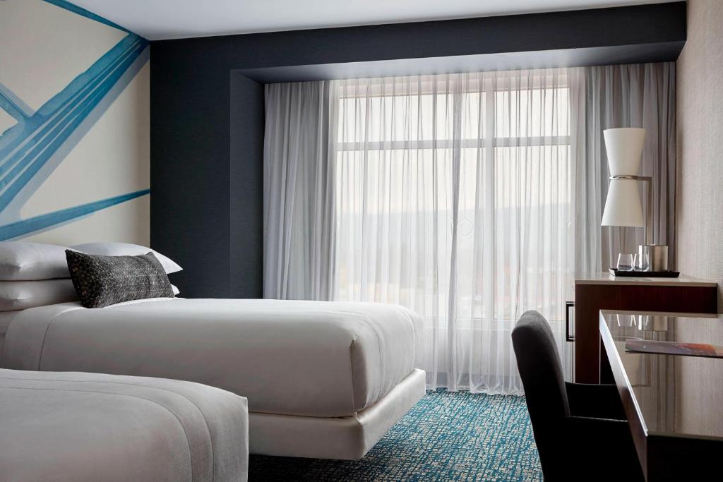 Postel nebo postele na pokoji v ubytování Ithaca Marriott Downtown on the Commons