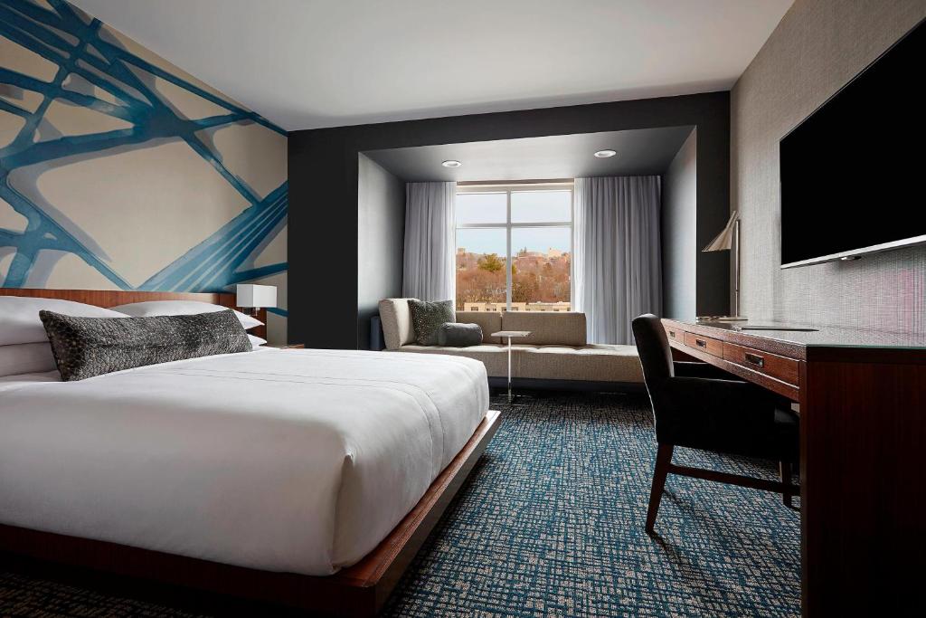 Postel nebo postele na pokoji v ubytování Ithaca Marriott Downtown on the Commons