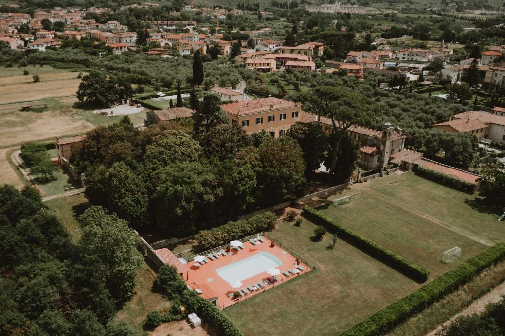 an aerial view of a mansion with a swimming pool at Agriturismo Villa Rosselmini in Calci