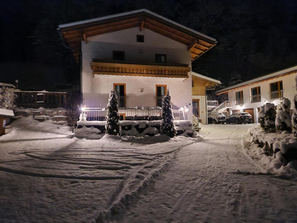 ein Haus im Schnee bei Nacht mit Licht in der Unterkunft Ferienwohnung Berghäusl in Bischofswiesen