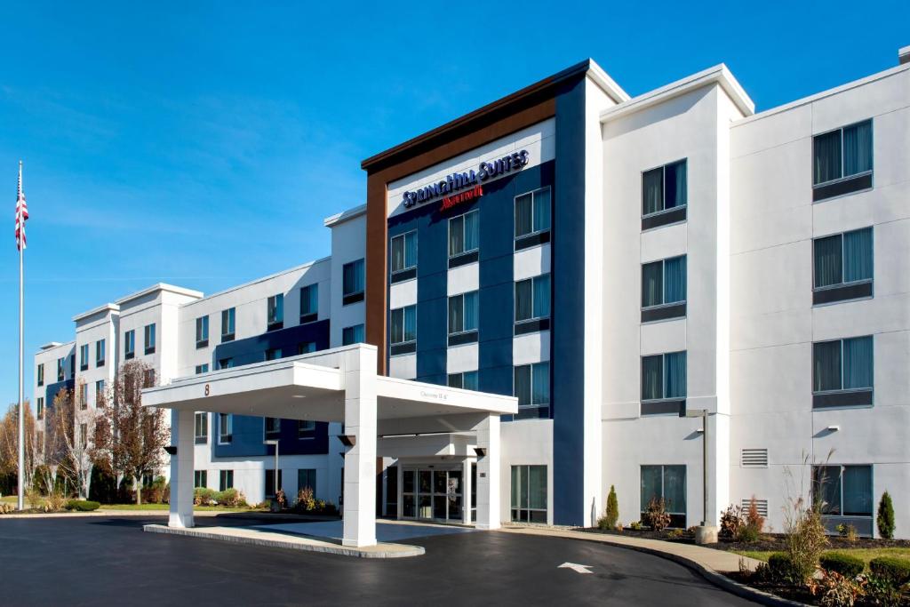 uma imagem da frente de um hotel em SpringHill Suites by Marriott Albany Latham-Colonie em Albany