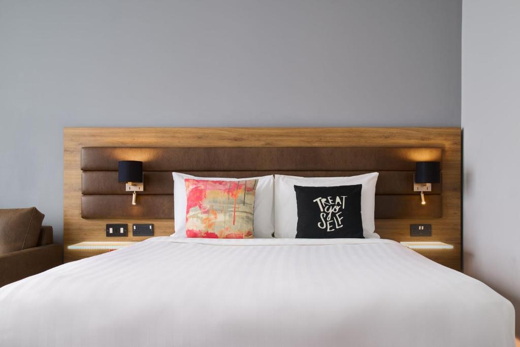 Una cama o camas en una habitación de Moxy Dublin City