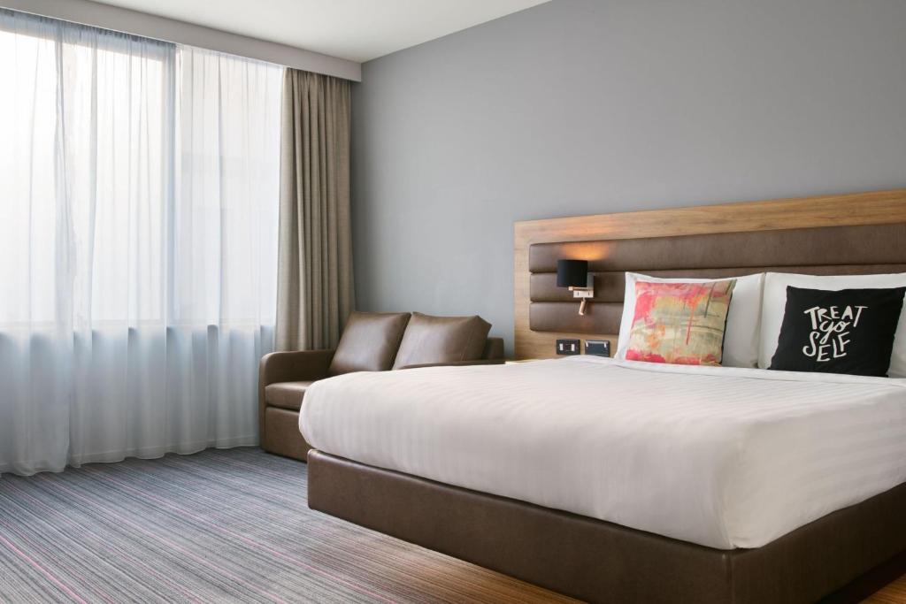 Una cama o camas en una habitación de Moxy Dublin City