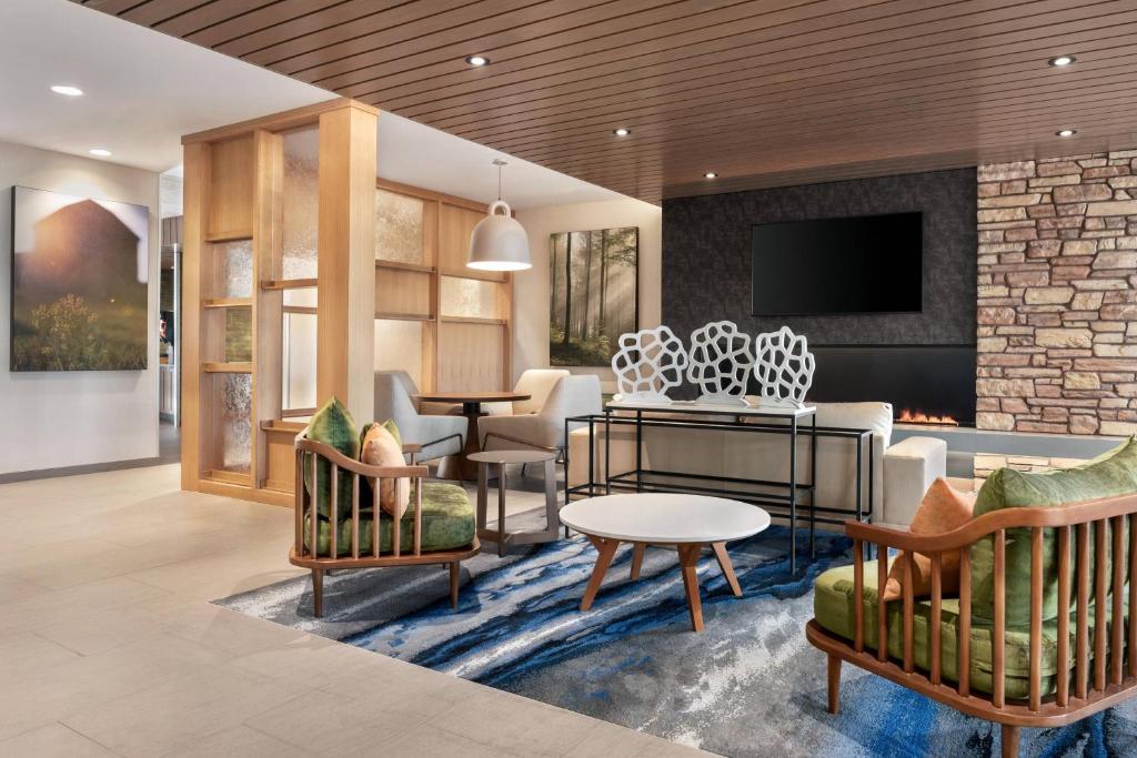 sala de estar con muebles y chimenea en Fairfield Inn & Suites by Marriott Milwaukee West, en West Milwaukee