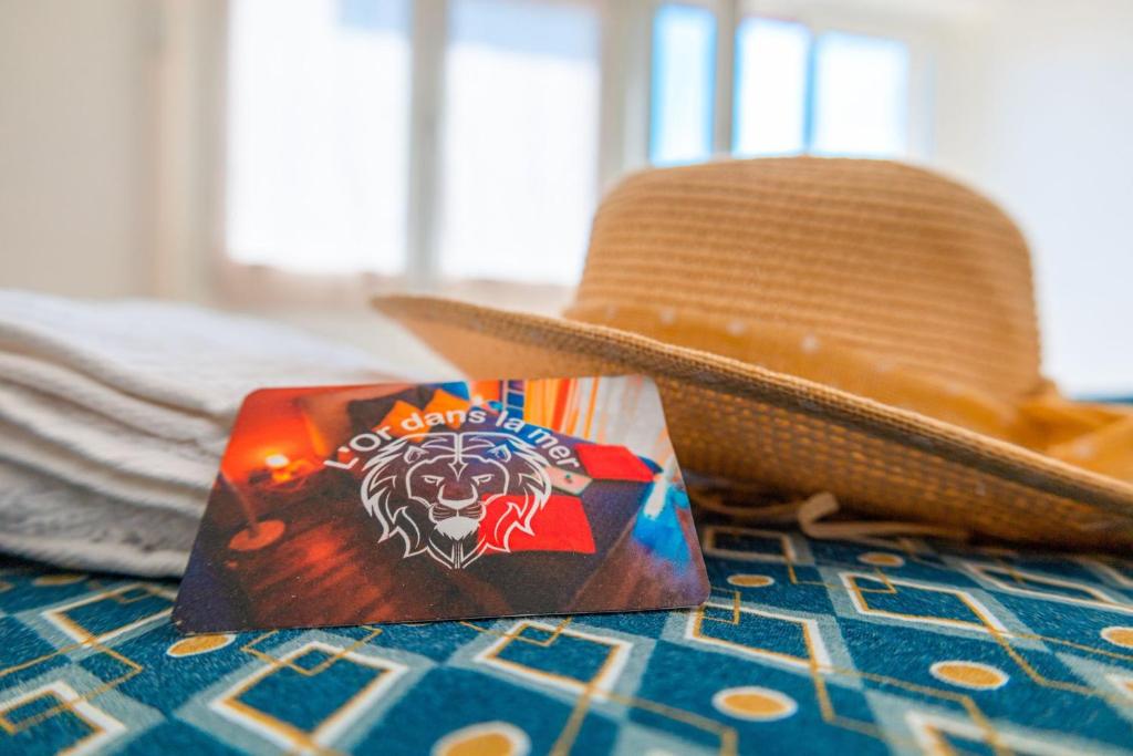 un chapeau de cow-boy et un sac de chips à côté d'un chapeau dans l'établissement l'Or dans la Mer, à Nice