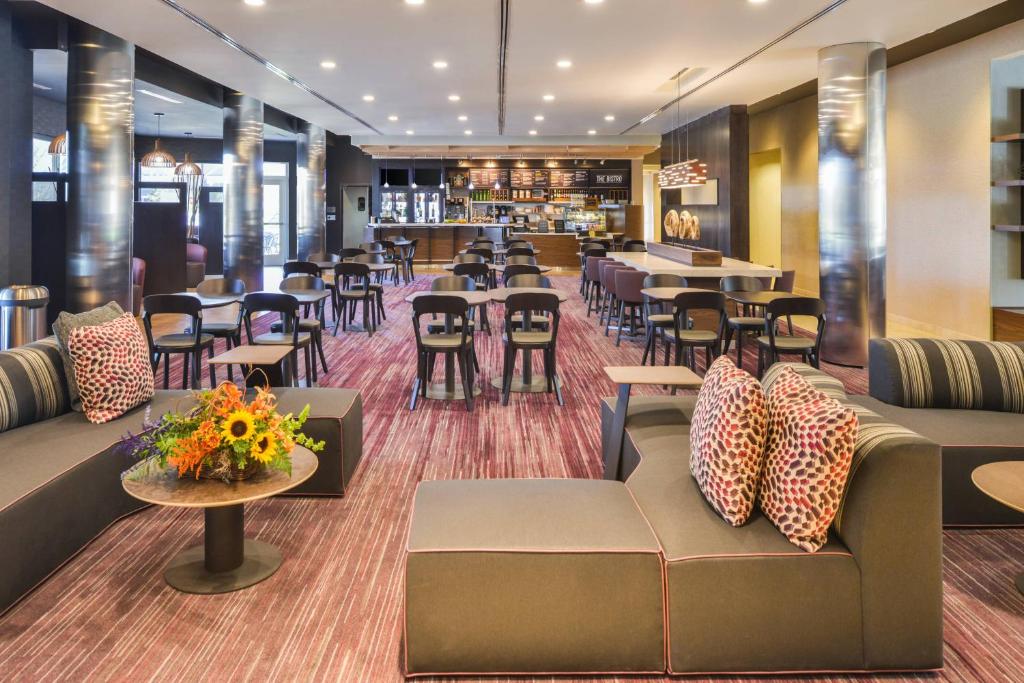 A restaurant or other place to eat at Courtyard by Marriott Columbus Grove City
