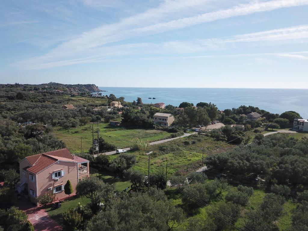 Ágios MatthaíosにあるMariaの家屋と海の空の景色
