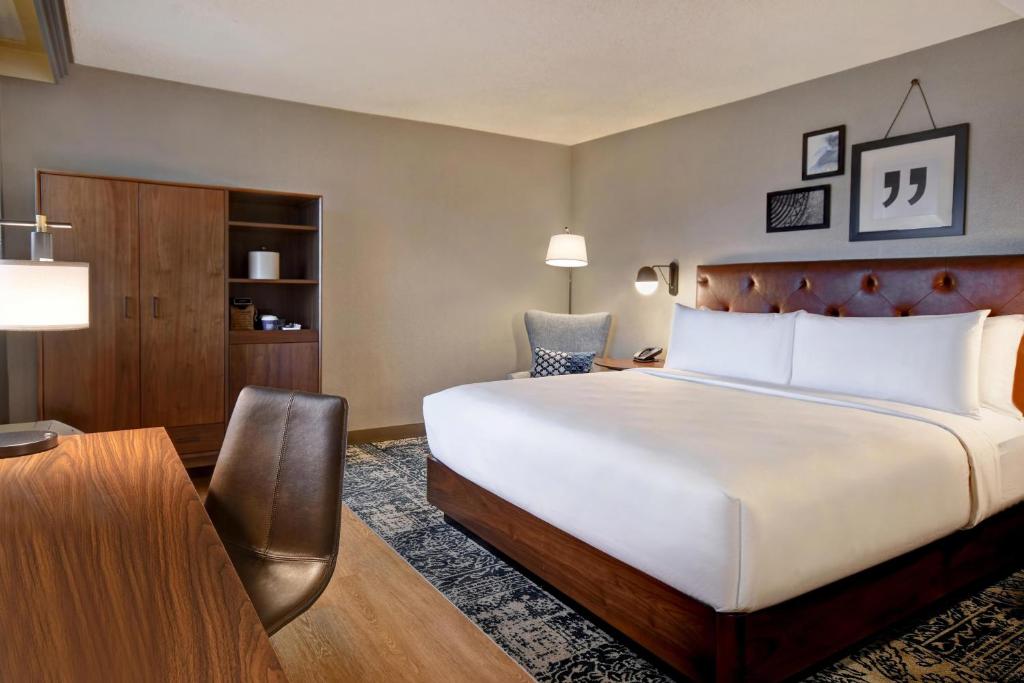 Postel nebo postele na pokoji v ubytování Four Points by Sheraton Boston Newton