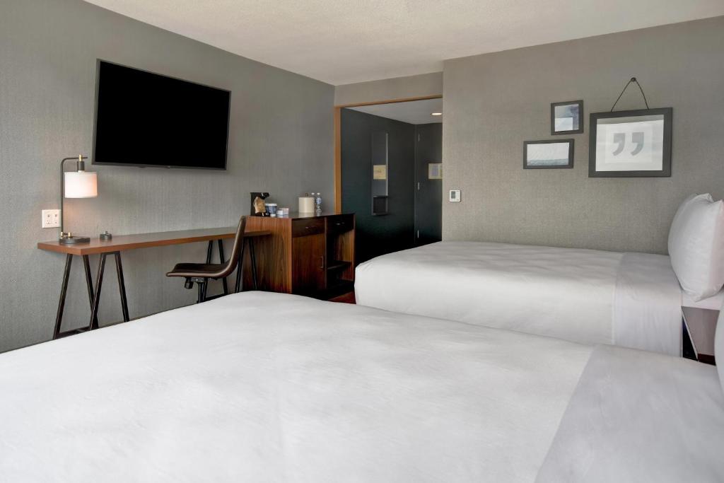 Postel nebo postele na pokoji v ubytování Four Points by Sheraton Boston Newton