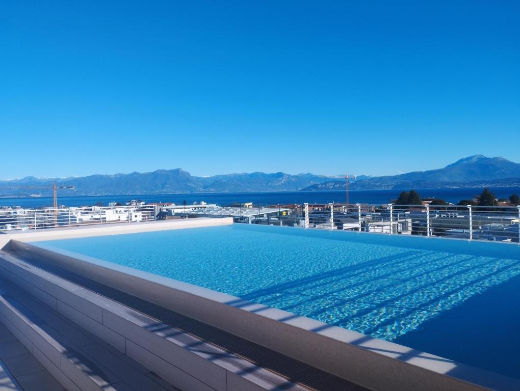 Kolam renang di atau dekat dengan Opalia Residence - Wonderful Garda Lake view Apartment