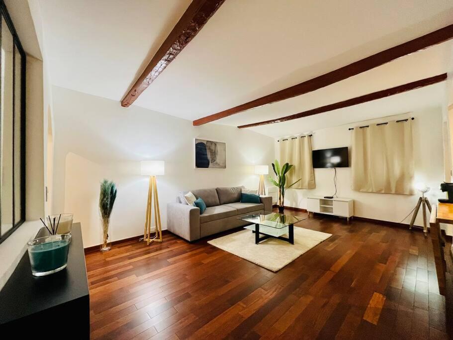 un salon avec un canapé et une table dans l'établissement Vieux-Nice : 2 pièces type loft, à Nice