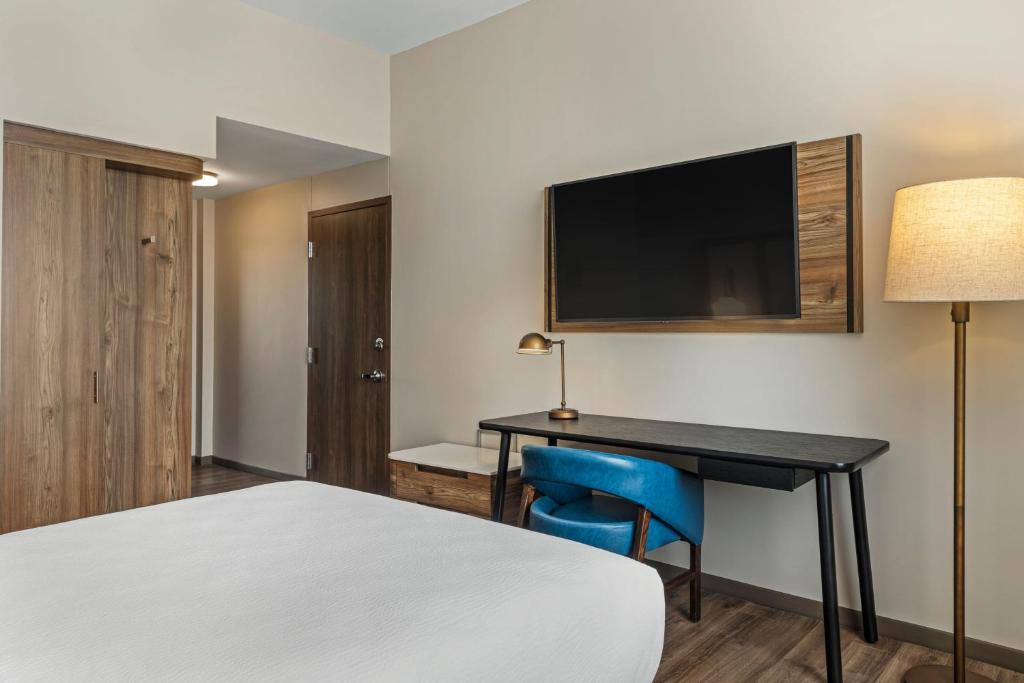 a hotel room with a desk and a tv at Fairfield by Marriott San Jose Airport Alajuela in Alajuela City