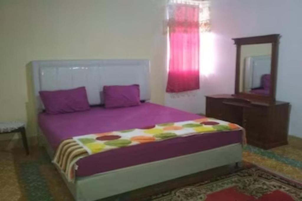Postel nebo postele na pokoji v ubytování EXPRESS O 92070 Mando Homestay Syariah Near KANTOR LURAH Bukik Apik Puhun