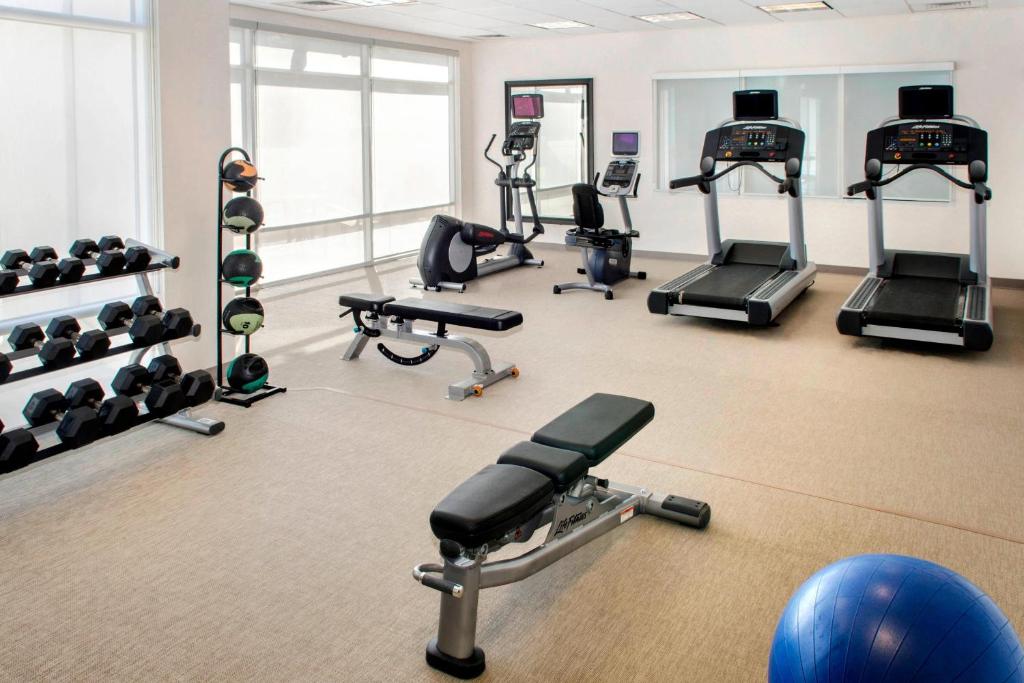 Fitness centrum a/nebo fitness zařízení v ubytování SpringHill Suites Long Island Brookhaven