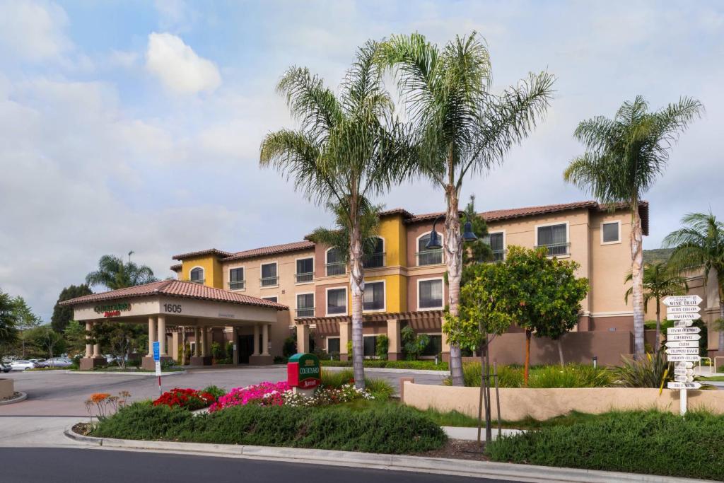 una representación de la parte delantera de un hotel con palmeras en Courtyard by Marriott San Luis Obispo, en San Luis Obispo