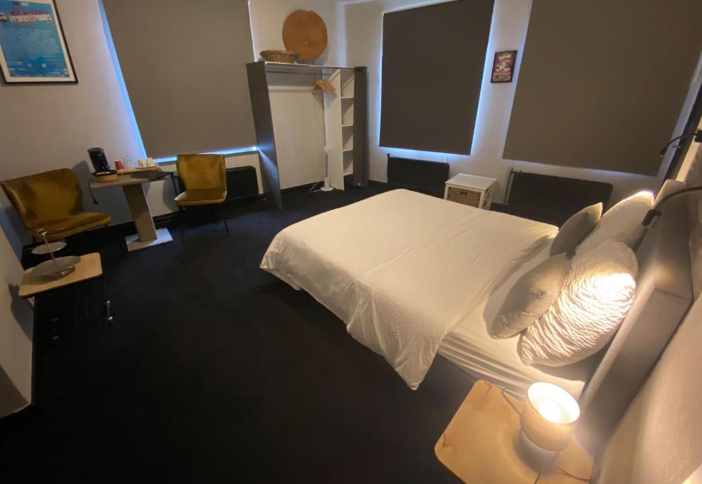 Postel nebo postele na pokoji v ubytování Luxury Spa Hotel - Francofolies