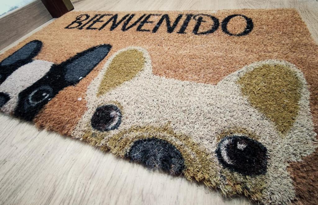 a panda rug on the floor with the word benedido at Gallaecia in Arzúa