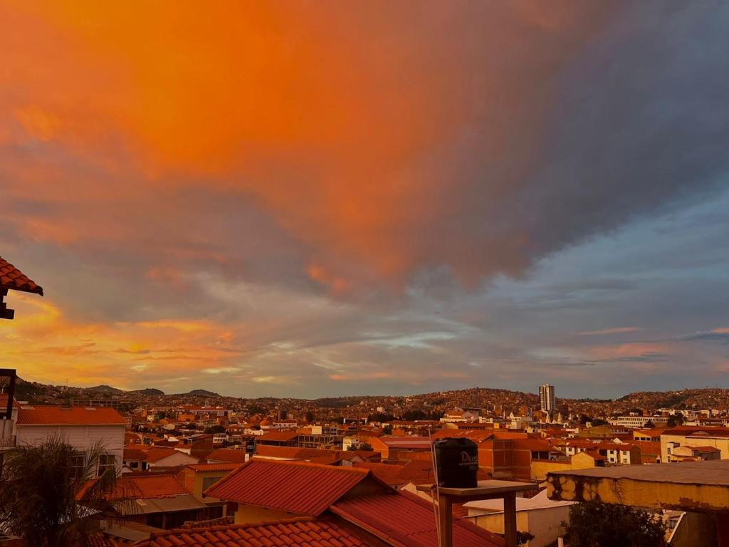 una vista di una città sotto un cielo nuvoloso di Departamento de Patricia a Sucre