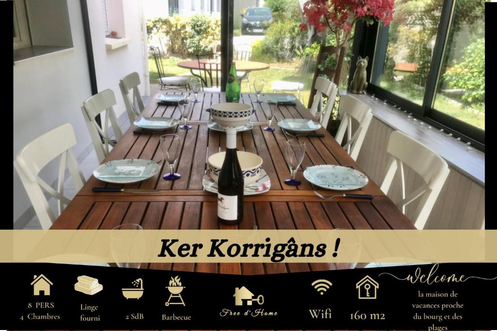 - une table en bois avec une bouteille de vin dans l'établissement Kêr Korrigan - Villa familiale, à Saint-Gildas-de-Rhuys