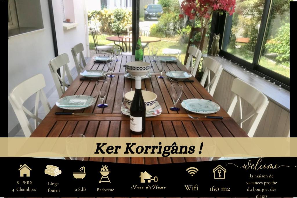drewniany stół z butelką wina w obiekcie Kêr Korrigan - Villa familiale w mieście Saint-Gildas-de-Rhuys
