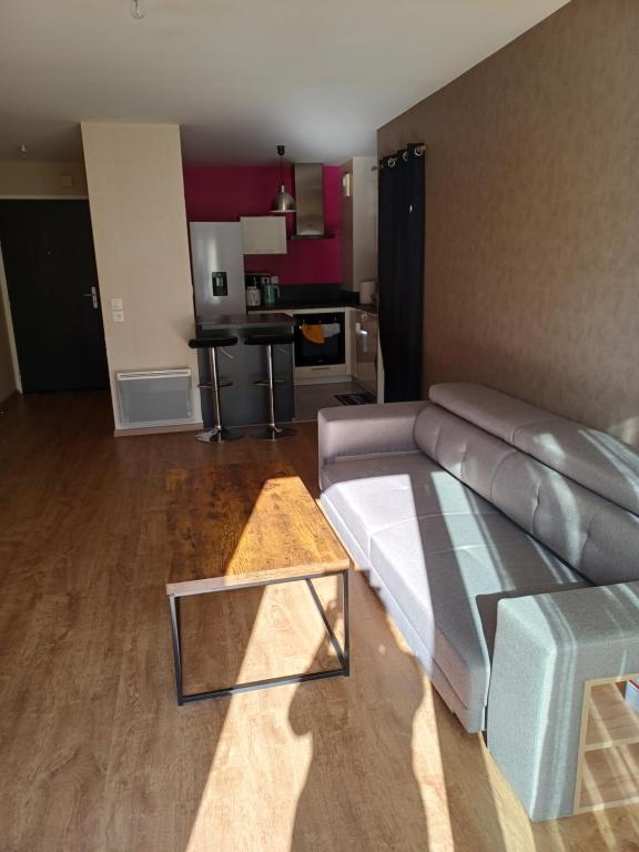 Kuchyňa alebo kuchynka v ubytovaní Grand Appartement 2P dans immeuble PMR