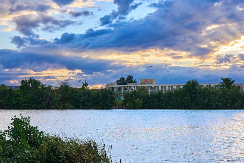 un grande lago con un edificio sullo sfondo di Washington Dulles Airport Marriott a Sterling