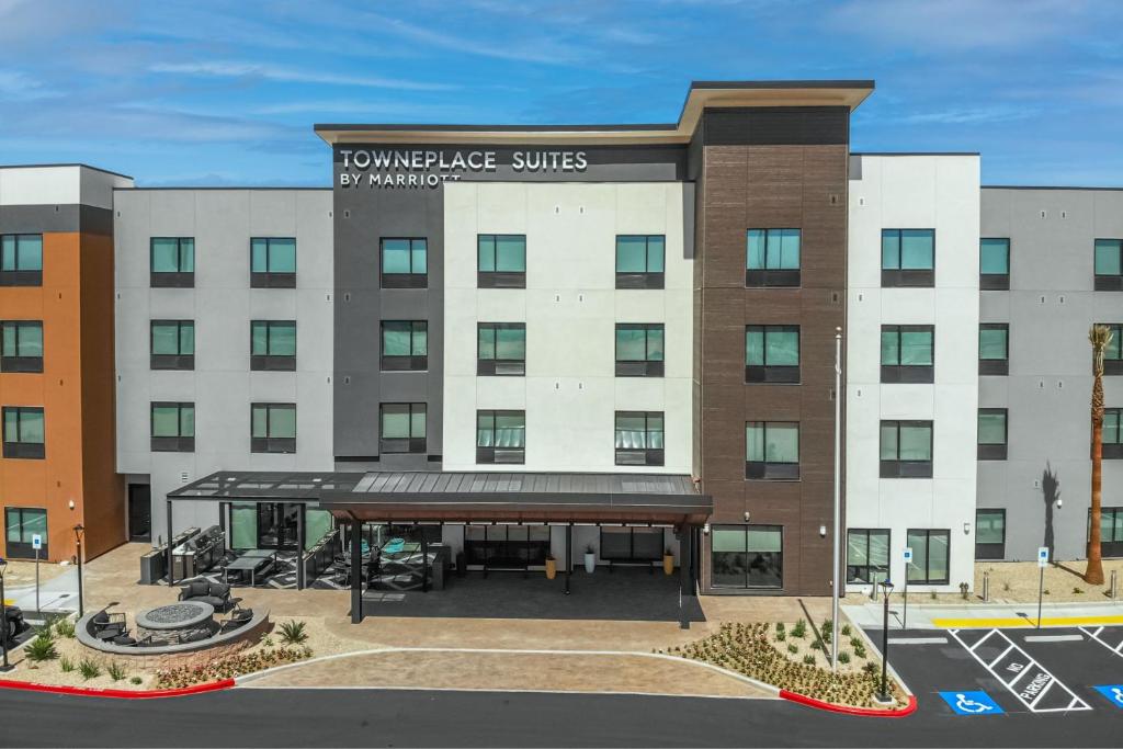 ラスベガスにあるTownePlace Suites by Marriott Las Vegas North I-15の表面の表面