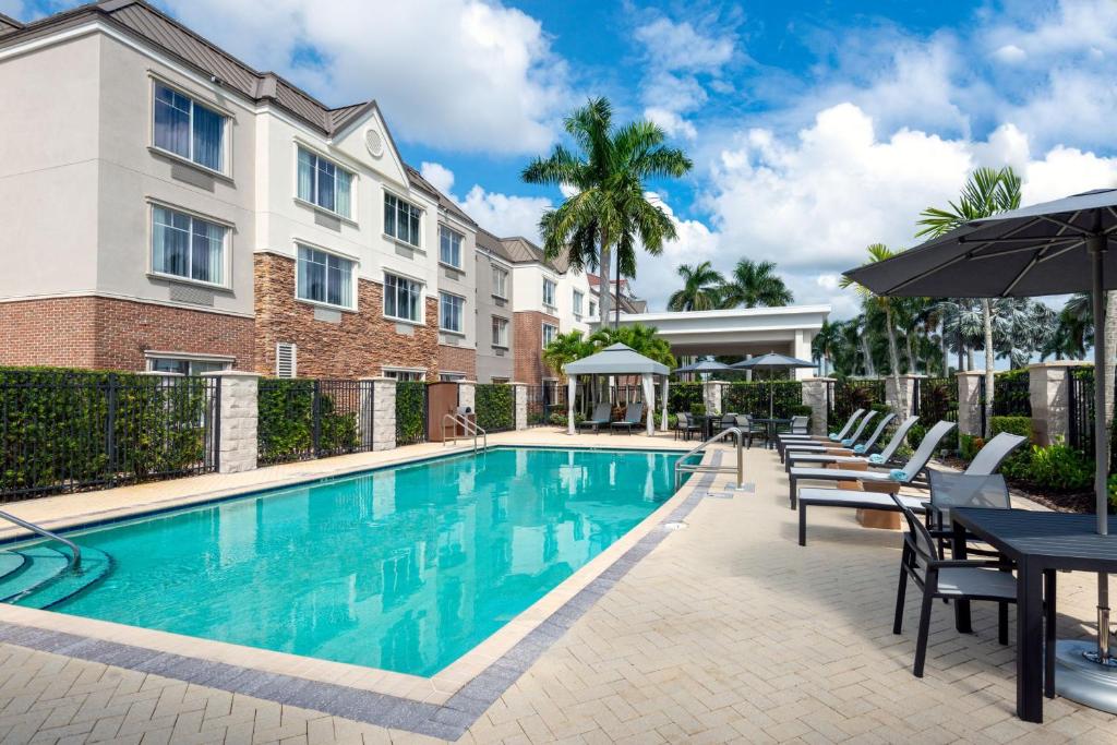 Courtyard by Marriott Sarasota at University Town Center tesisinde veya buraya yakın yüzme havuzu