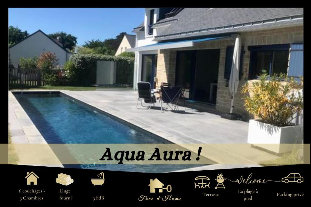 une piscine devant une maison dans l'établissement AQUA AURA - LE STANDING AVEC PISCINE, à Saint-Gildas-de-Rhuys