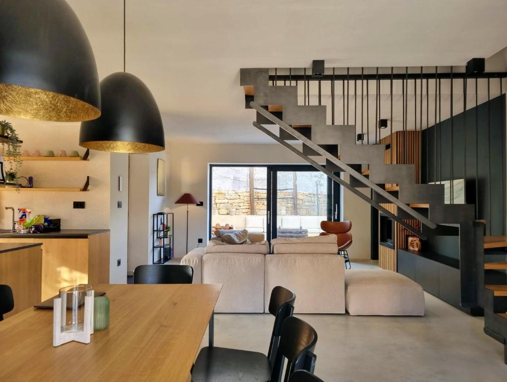Posedenie v ubytovaní !!NEW 2023!! Villa Qualia - Heated pool, 4 bedrooms, modern interior