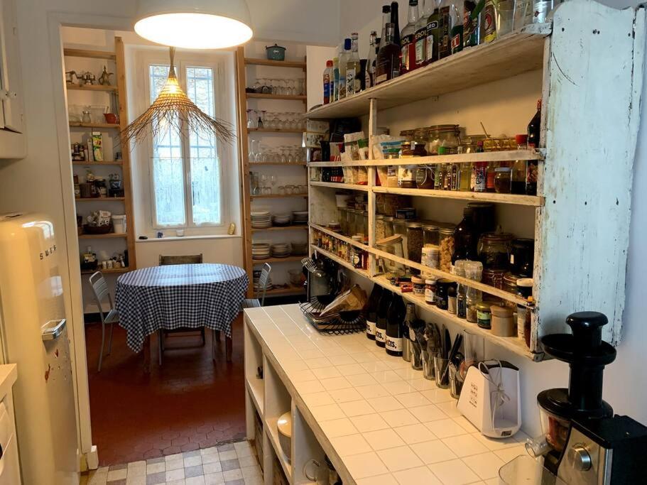 Kuchyňa alebo kuchynka v ubytovaní Villa en bord de mer à malmousque
