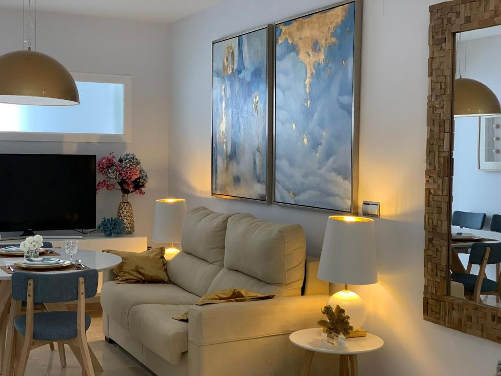 TV a/nebo společenská místnost v ubytování Coral Oro en la Caleta Ha Apartment