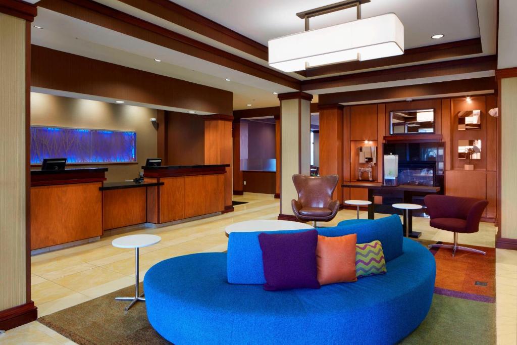Fairfield Inn and Suites Columbus Polaris في كولومبوس: غرفة معيشة مع أريكة زرقاء وتلفزيون