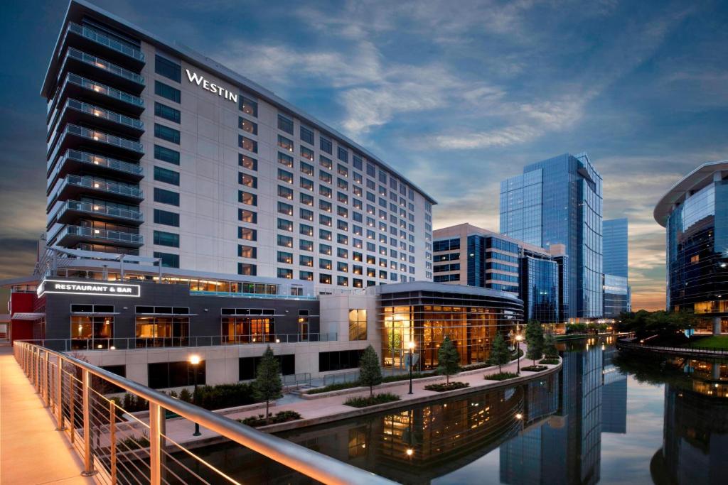 vista su un edificio in città di The Westin at The Woodlands a The Woodlands