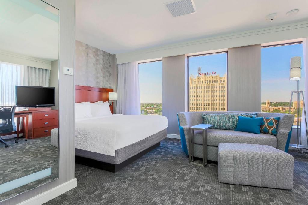 Postel nebo postele na pokoji v ubytování Courtyard by Marriott Amarillo Downtown