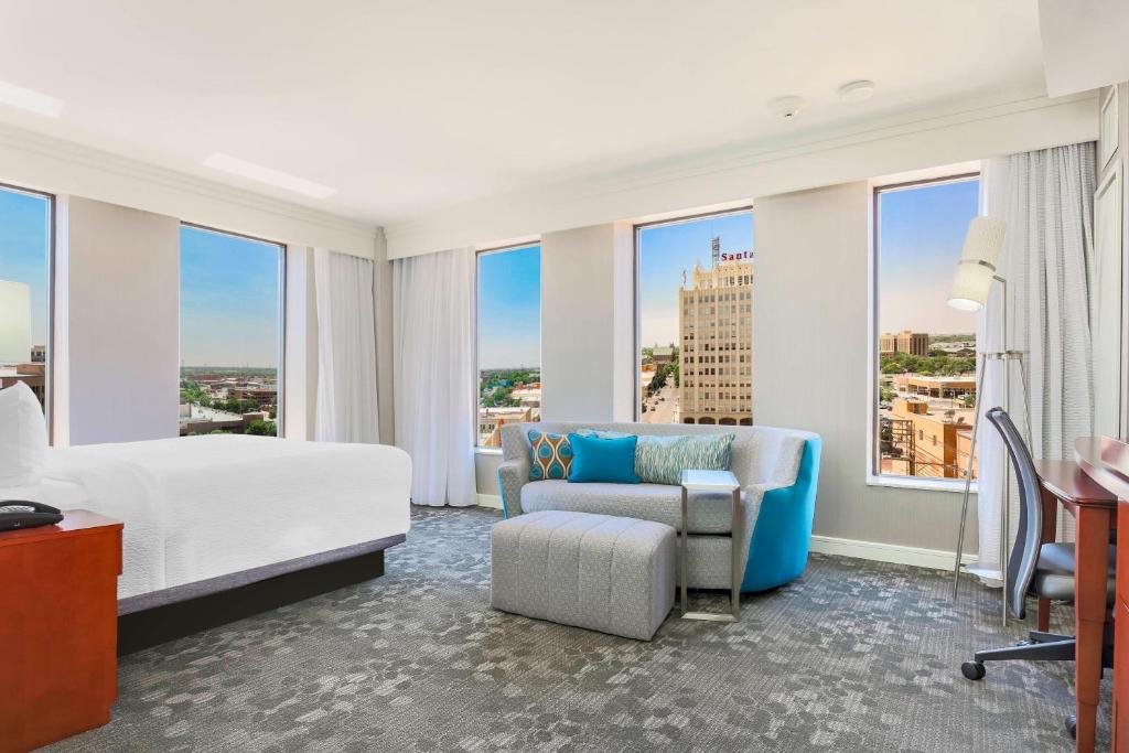 Postel nebo postele na pokoji v ubytování Courtyard by Marriott Amarillo Downtown
