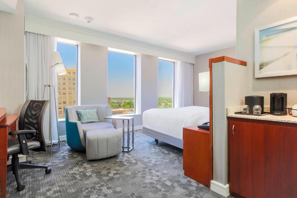 Postel nebo postele na pokoji v ubytování Courtyard by Marriott Amarillo Downtown