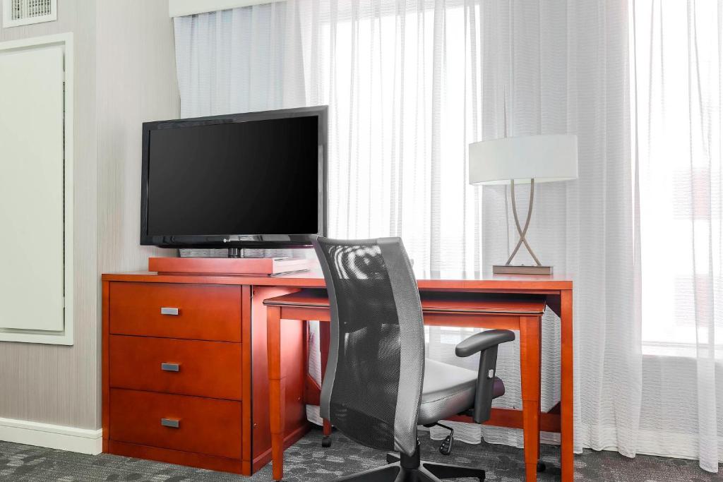 TV a/nebo společenská místnost v ubytování Courtyard by Marriott Amarillo Downtown