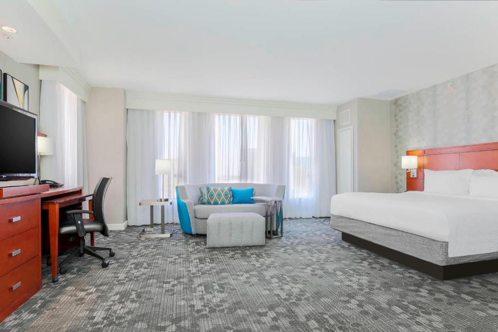 Postel nebo postele na pokoji v ubytování Courtyard by Marriott Amarillo Downtown
