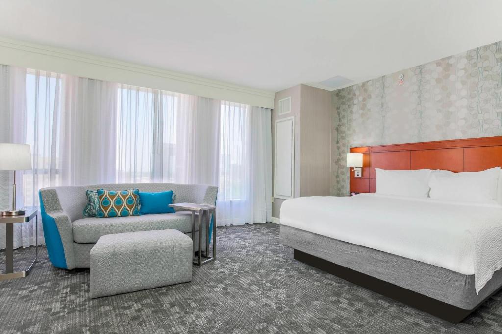 Postel nebo postele na pokoji v ubytování Courtyard by Marriott Amarillo Downtown