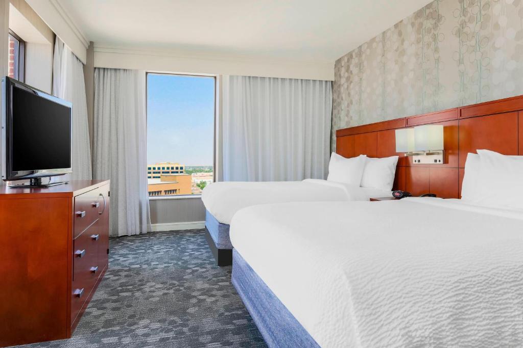 Postel nebo postele na pokoji v ubytování Courtyard by Marriott Amarillo Downtown