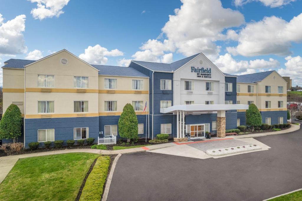 een afbeelding van een hotel met een parkeerplaats bij Fairfield Inn and Suites by Marriott Nashville Smyrna in Smyrna