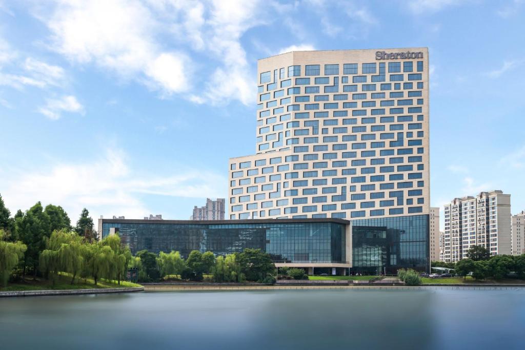 een groot gebouw voor een grote hoeveelheid water bij Sheraton Shanghai Jiading Hotel in Jiading