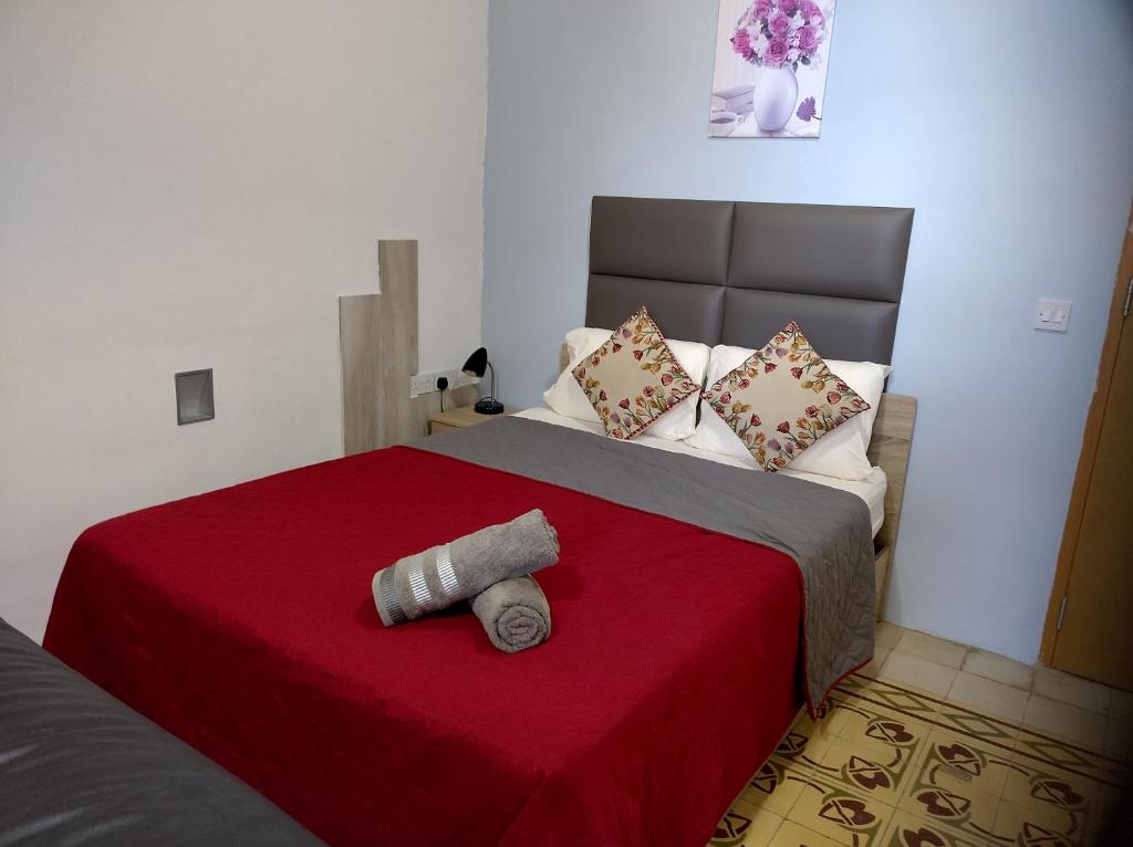 普若佛的住宿－Forty Three #1, 2，一间卧室配有一张带红色毯子和枕头的床。