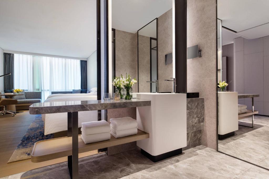 Posezení v ubytování Courtyard by Marriott Shenzhen Northwest