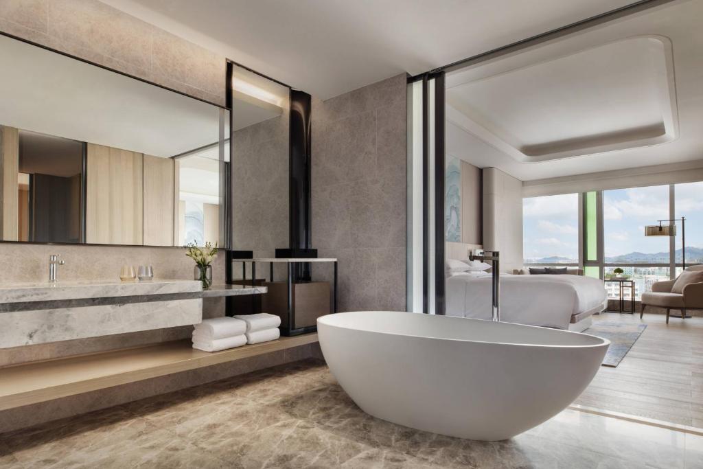 Koupelna v ubytování Courtyard by Marriott Shenzhen Northwest