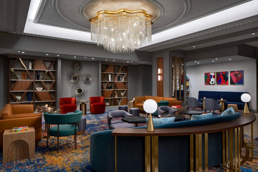 The Opus Westchester, Autograph Collection في وايت بلينز: لوبي فيه ثريا وكراسي وطاولات