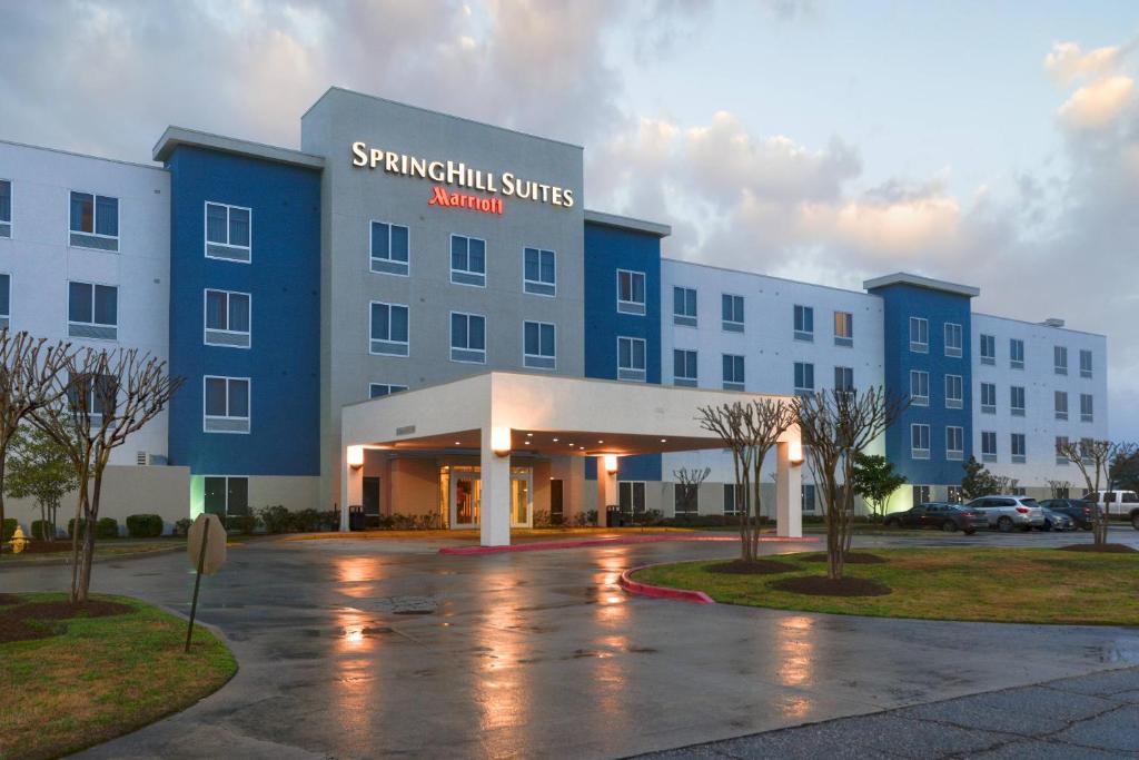 un ospedale con un edificio blu in un parcheggio di SpringHill Suites Shreveport-Bossier City/Louisiana Downs a Bossier City