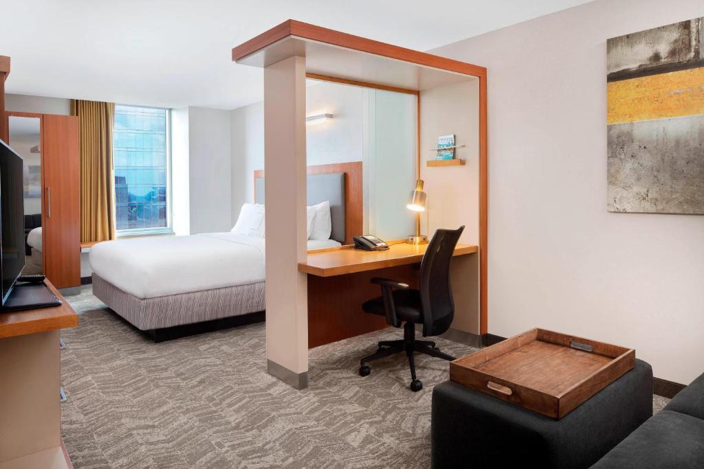 Ένα ή περισσότερα κρεβάτια σε δωμάτιο στο SpringHill Suites Indianapolis Downtown