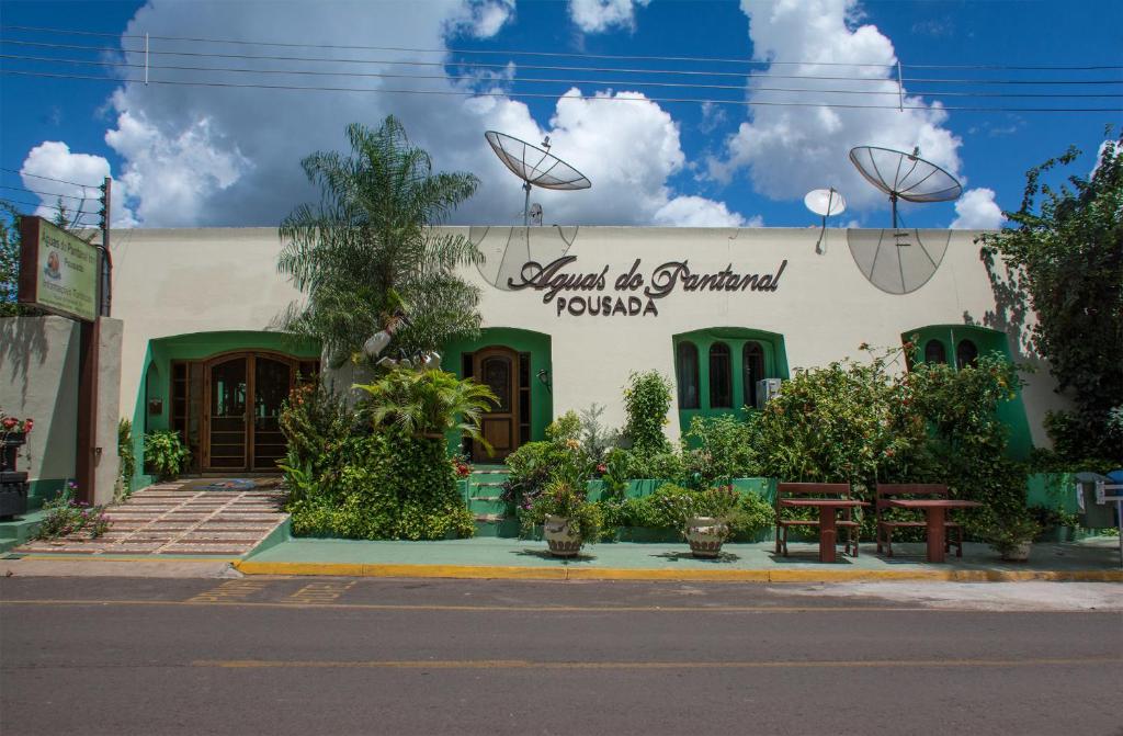 un bâtiment avec un panneau indiquant l'île comme ville culturelle dans l'établissement Águas do Pantanal Inn Pousada, à Miranda